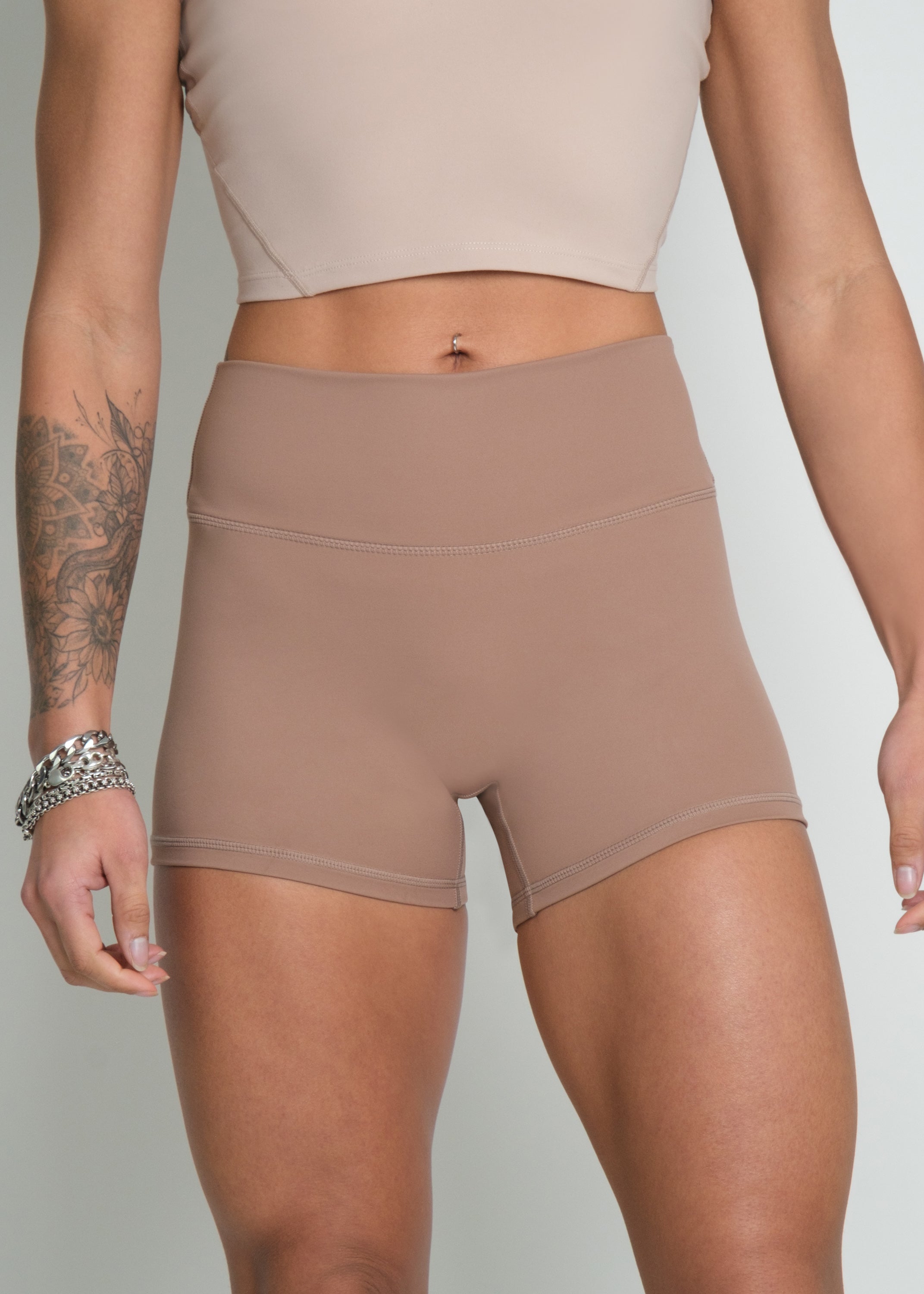 Short femme Required STENSED Brown