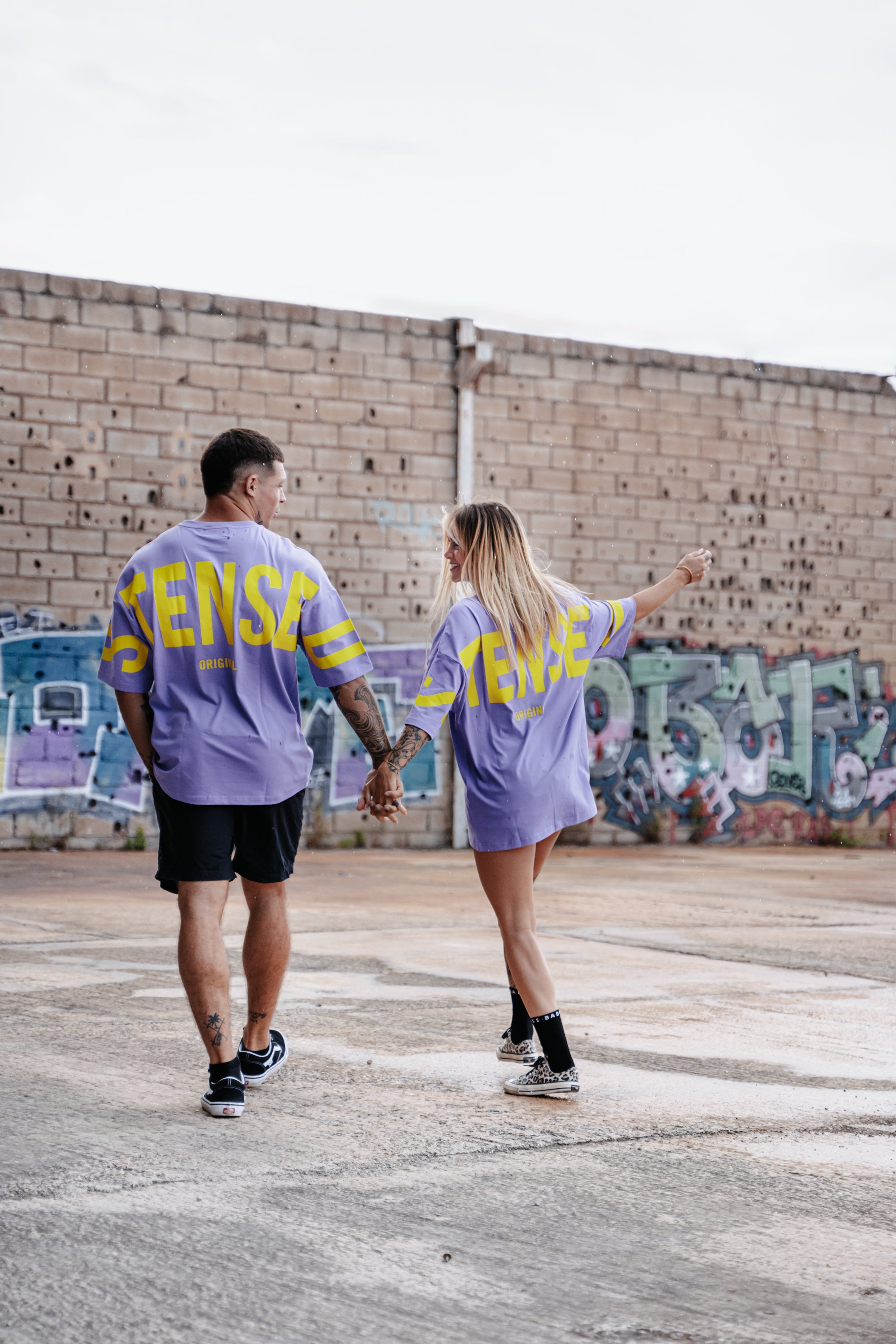 t-shirt oversize violet et jaune