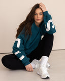 women oversized blue sweatshirt mouvement view