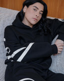 women oversized black hoodie mouvement view