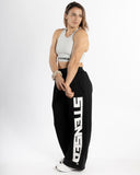 women oversized black pantalon side view