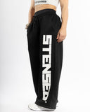women oversized black pantalon side view