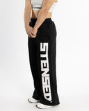 women oversized black pantalon side view