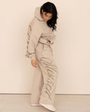 women oversized beige pantalon side view