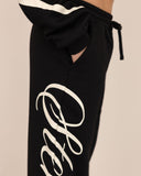 women oversized black pantalon side view
