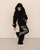 women oversized black pantalon side view