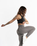 Women black sport bra mouvement view